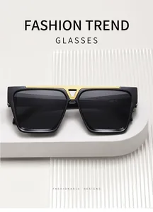 Detailansicht der quadratischen Oversized-Sonnenbrille mit goldenem V-Steg-Design.