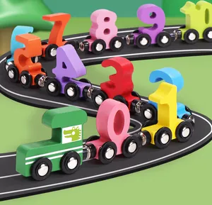 Gros plan d'un ensemble de petit train magnétique en bois avec chiffres 0-10 sur piste.