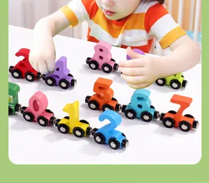 Bébé jouant avec un train de chiffres magnétique coloré pour l'apprentissage éducatif