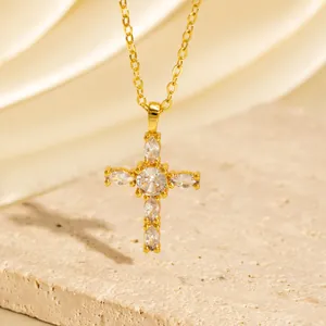 Detaillierte Makroansicht einer eleganten goldenen Kreuzhalskette mit Zirkonia-Steinen