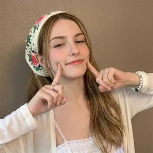 Detailansicht eines Vintage-Häkel-Blumenkopftuchs im ländlichen Stil an einem Mädchen