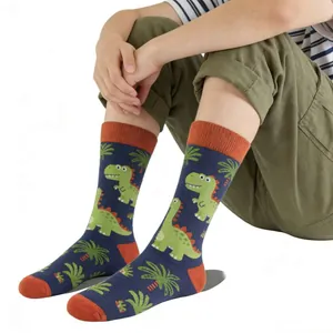 Gros plan sur un motif de dinosaure vert mignon sur des chaussettes en jacquard