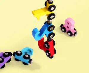 Gros plan de blocs de train magnétiques colorés en bois pour l'apprentissage précoce