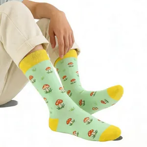 Vue détaillée de chaussettes mi-mollet en jacquard vert menthe avec motifs champignons