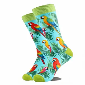 Vue détaillée du motif de perroquet tropical et de palmier sur ces chaussettes chic