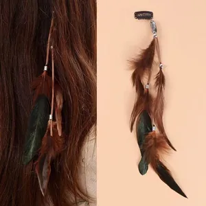 Dettaglio di fermaglio per capelli bohémien con piume marroni e verdi su capelli e piano