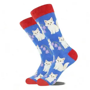 Gros plan sur le motif de chat blanc et de fleur violette sur des chaussettes bleues