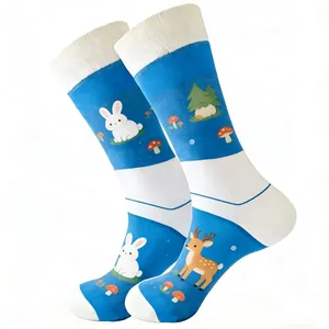 Gros plan de chaussettes mi-mollet avec de mignons motifs de lapin et cerf de forêt