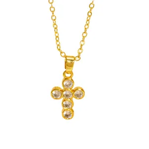 Elegante goldene Kreuzkette mit funkelnden Zirkonia-Steinen auf weißem Hintergrund