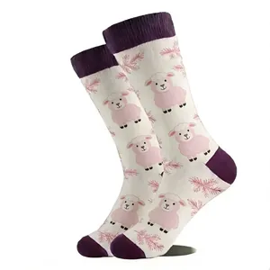 Vue détaillée de chaussettes mi-mollet blanches avec un joli motif de mouton rose