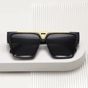 Modische quadratische Oversized-Sonnenbrille mit edlem goldener V-förmiger Brücke