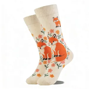 Détail montrant le motif jacquard renard et fleurs sur des chaussettes de couleur crème