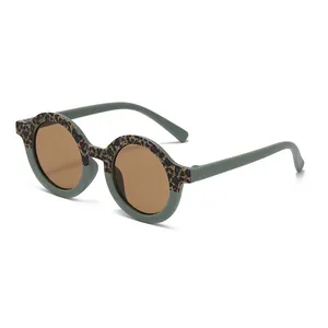 Occhiali da sole rotondi retro per bambini con montatura verde e leopardo e lenti marroni