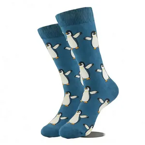 Gros plan de chaussettes bleues avec un motif jacquard de pingouins répétitifs
