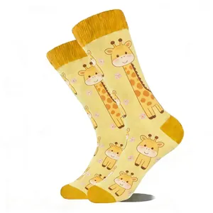 Vue détaillée des chaussettes jaunes avec motifs girafes mignons et petites fleurs roses