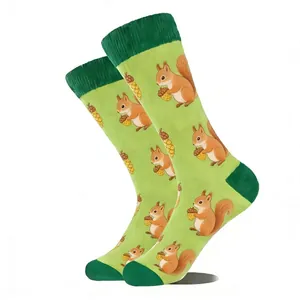 Vue détaillée de chaussettes vert clair avec un joli motif jacquard d'écureuil et gland