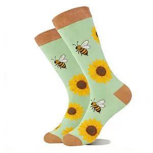 Vue détaillée de chaussettes vert clair avec motifs jacquard tournesols et abeilles
