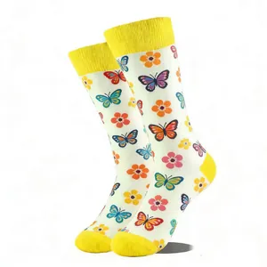 Vue latérale de chaussettes blanches avec accents jaunes et motif de papillon