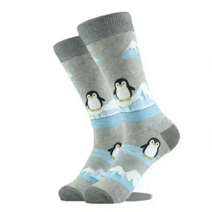 Détail de chaussettes grises avec des motifs de manchots mignons