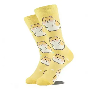 Détail de chaussettes mi-mollet jaunes avec des motifs mignons de hamsters de dessin animé
