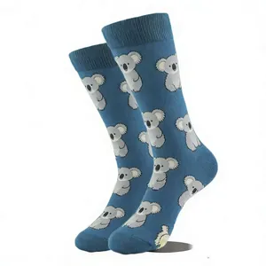 Vue détaillée du joli motif de koala tricoté sur des chaussettes en coton bleu