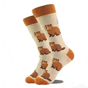 Gros plan du motif capybara pixelisé sur chaussettes mi-hautes crème