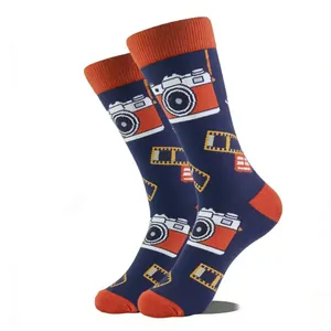 Gros plan détaillé de chaussettes avec motif jacquard d'appareil photo vintage et film