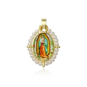 Pendentif ovale plaqué or avec image de Notre-Dame de Guadalupe et perles d'imitation