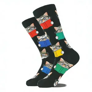 Chaussettes noires de haute qualité avec un joli motif jacquard de chats lisant des livres