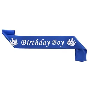 Banda de cumpleaños azul real para niños con texto Birthday Boy y coronas blancas