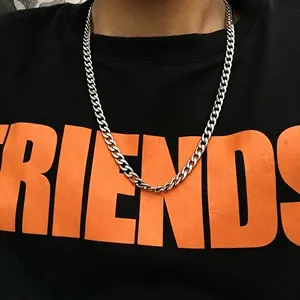 Detailansicht einer silbernen Edelstahl-Panzerkette auf einem schwarzen T-Shirt