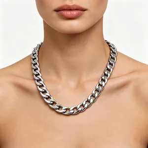 Nahaufnahme einer dicken silbernen Edelstahl-Panzerkette an einem Halsmodell für Schmuck