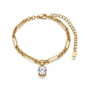 Gedetailleerde foto van een gouden schakelarmband met ronde hanger van zirkonia