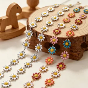 Vue détaillée de chaînes en émail coloré avec des marguerites plaquées or 18 carats
