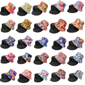 Griglia di vari cappelli alla pescatora reversibili con stampe tie-dye e motivi colorati.