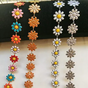 Gros plan de chaînes de marguerites en acier inoxydable avec pétales en émail coloré