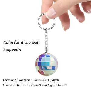 Détail d'un porte-clés boule disco coloré avec textures en mousse et patch PET