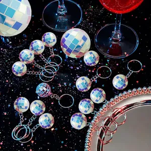 Gros plan de porte-clés boule disco irisés munis de carreaux miroir réfléchissants