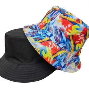 Vista laterale di cappelli da pescatore retrò neri e con stampa tie-dye colorata