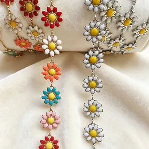 Gros plan détaillé de chaînes de marguerites en émail coloré pour créer des bijoux