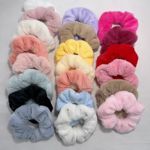 Collection de divers chouchous en peluche colorés avec une texture douce et moelleuse