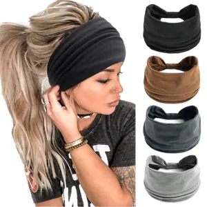 Set aus vier breiten elastischen Stirnbändern in neutralen Farben mit Tragebeispiel