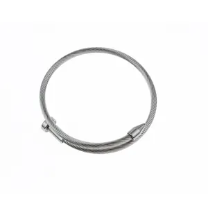 Vista dettagliata del bracciale in filo d'acciaio intrecciato con punte a chiodo