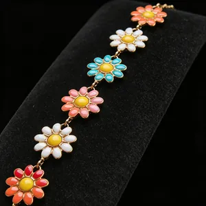 Gros plan d'une chaîne marguerite plaquée or 18 carats avec pétales en émail multicolores