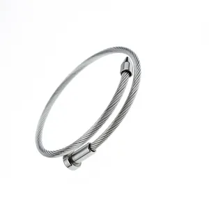 Primo piano di un bracciale a chiodo in acciaio inossidabile argento intrecciato