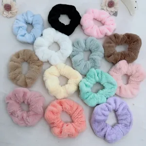 Détail de chouchous en peluche multicolores avec une texture douce en fausse fourrure