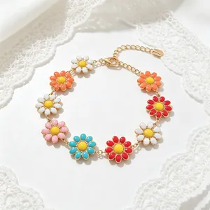 Gros plan détaillé du bracelet marguerites en émail coloré avec placage en or 18 carats