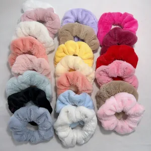 Chouchous en peluche colorés en fausse fourrure douce disponibles en plusieurs couleurs.