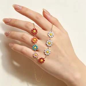 Détail de la chaîne de marguerites en émail coloré en acier doré à l'or 18 carats.