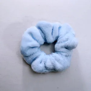 Chouchou en peluche bleu clair élégant pour accessoires de mode automne et hiver.